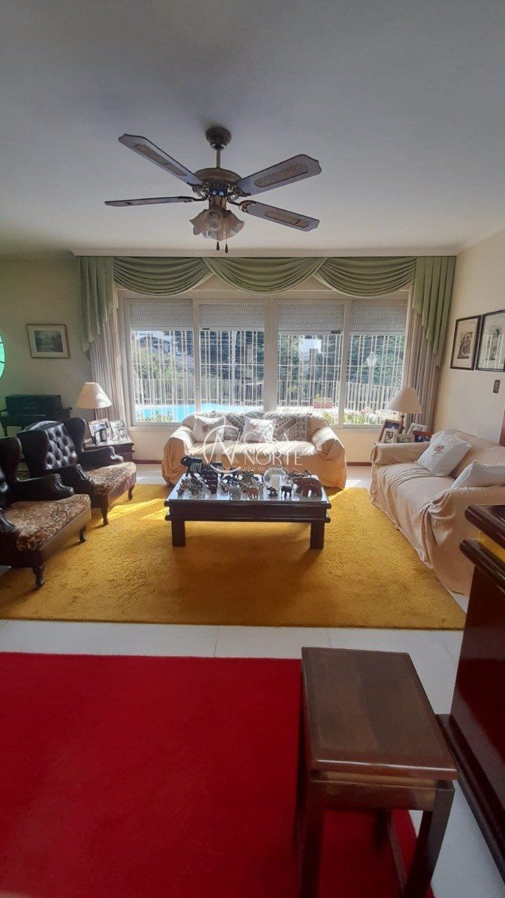 Casa à venda com 3 quartos, 250m², 1 suíte, 3 vagas, Rua Doutor Jorge Fayet no bairro Chácara das Pedras em Porto Alegre