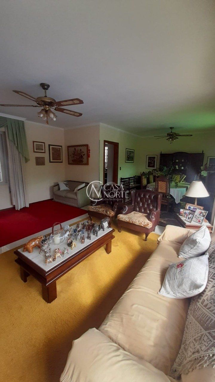 Casa à venda com 3 quartos, 250m², 1 suíte, 3 vagas, Rua Doutor Jorge Fayet no bairro Chácara das Pedras em Porto Alegre