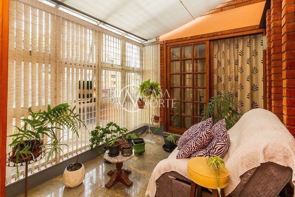 Casa à venda com 3 quartos, 350m², 2 suítes, 5 vagas, Rua Teixeira de Freitas no bairro Santo Antônio em Porto Alegre