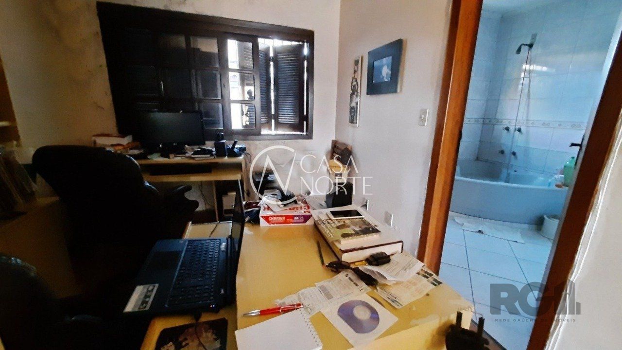 Casa à venda com 3 quartos, 183m², 4 vagas, Rua Orfanotrofio no bairro Santa Tereza em Porto Alegre