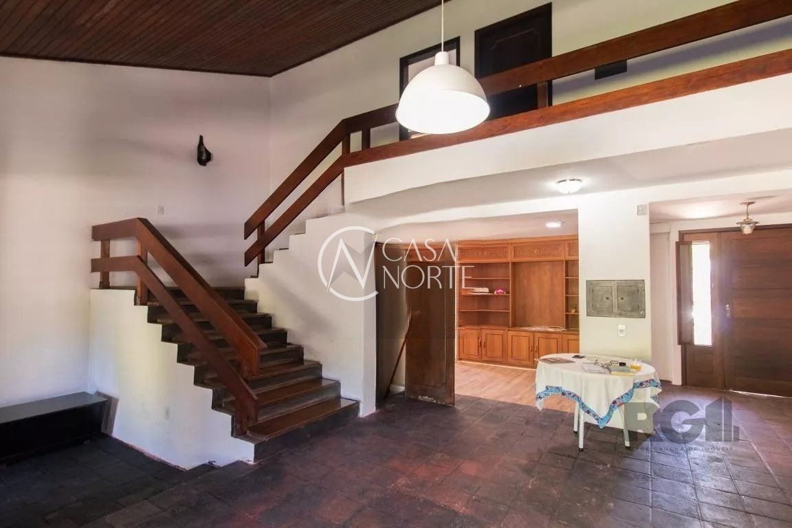 Casa à venda com 3 quartos, 150m², 1 suíte, 2 vagas, Avenida Monte Cristo no bairro Vila Nova em Porto Alegre