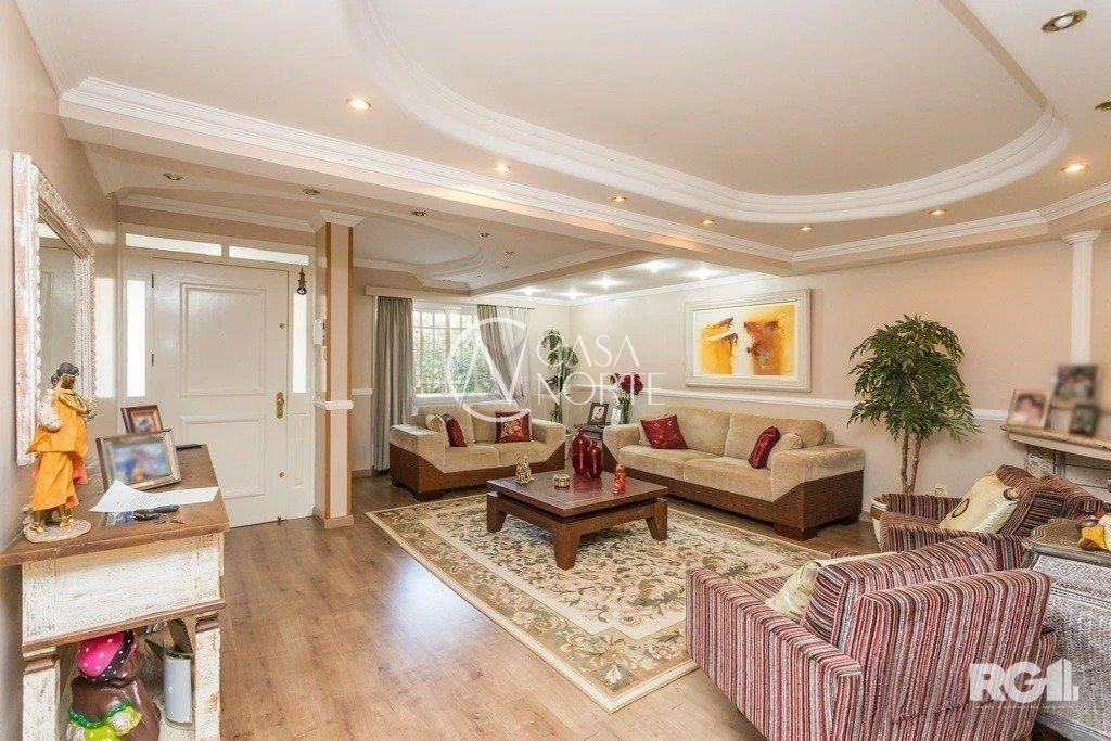 Casa à venda com 3 quartos, 344m², 3 suítes, 2 vagas, Rua João Berutti no bairro Chácara das Pedras em Porto Alegre