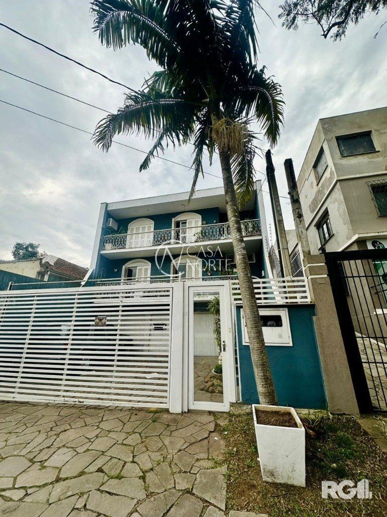 Casa à venda com 6 quartos, 391m², 3 suítes, Avenida José Gertum no bairro Chácara das Pedras em Porto Alegre