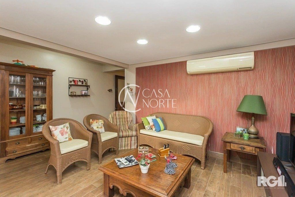 Casa à venda com 3 quartos, 344m², 3 suítes, 2 vagas, Rua João Berutti no bairro Chácara das Pedras em Porto Alegre