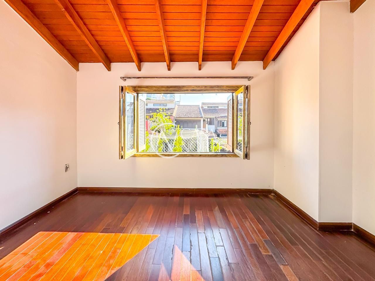 Casa à venda com 3 quartos, 103m², 1 suíte, 2 vagas, Rua General Nestor Silva Soares no bairro Três Figueiras em Porto Alegre