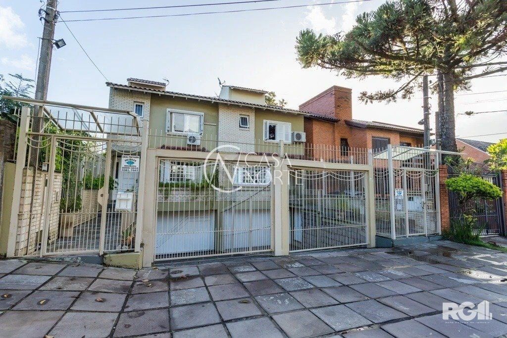 Casa à venda com 3 quartos, 344m², 3 suítes, 2 vagas, Rua João Berutti no bairro Chácara das Pedras em Porto Alegre