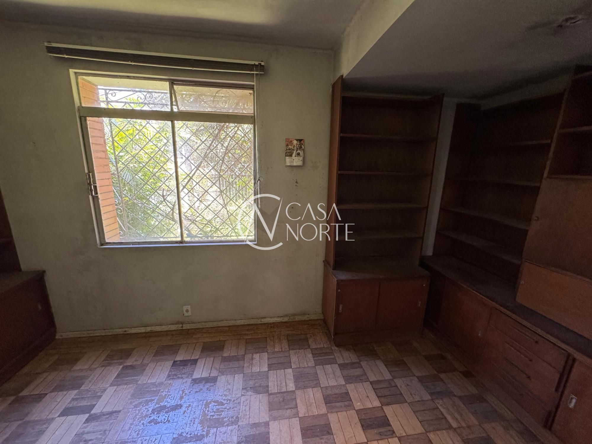 Casa à venda com 3 quartos, 243m², 2 vagas, Rua Dário Pederneiras no bairro Petrópolis em Porto Alegre