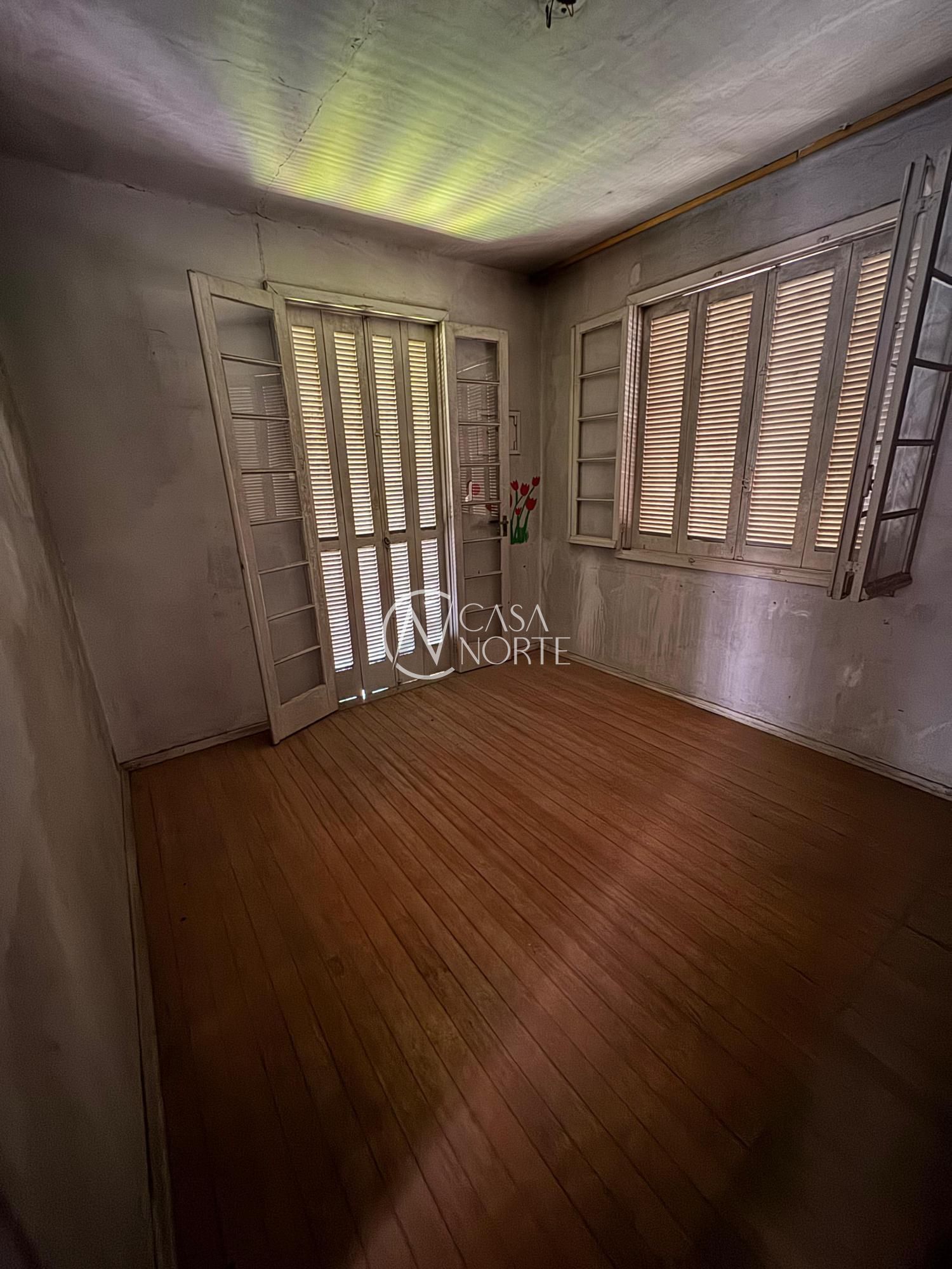 Casa à venda com 3 quartos, 243m², 2 vagas, Rua Dário Pederneiras no bairro Petrópolis em Porto Alegre