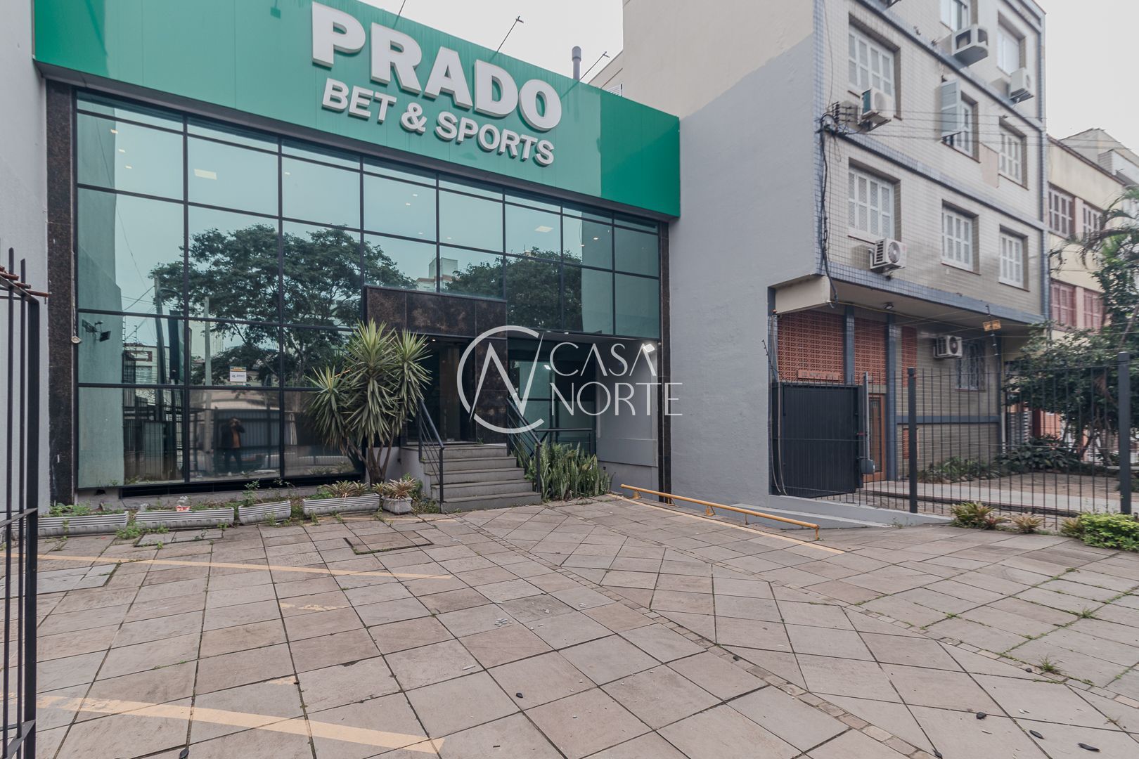 Loja à venda , 650m², 16 vagas, Avenida Cristóvão Colombo no bairro São João em Porto Alegre