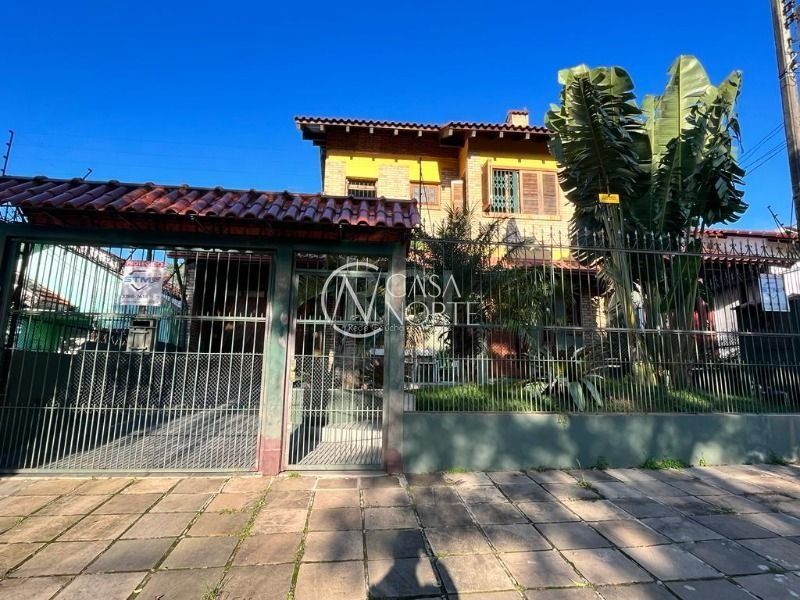 Casa à venda com 3 quartos, 210m², 3 vagas, Rua Frederico Etzberger no bairro Nonoai em Porto Alegre
