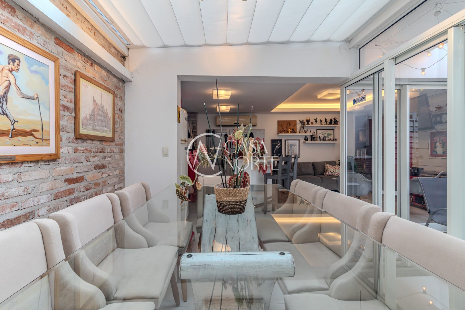 Casa à venda com 3 quartos, 286m², 2 suítes, 3 vagas, Rua Professor Juvenal Miler no bairro Rio Branco em Porto Alegre