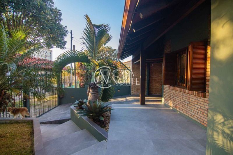 Casa à venda com 3 quartos, 210m², 3 vagas, Rua Frederico Etzberger no bairro Nonoai em Porto Alegre