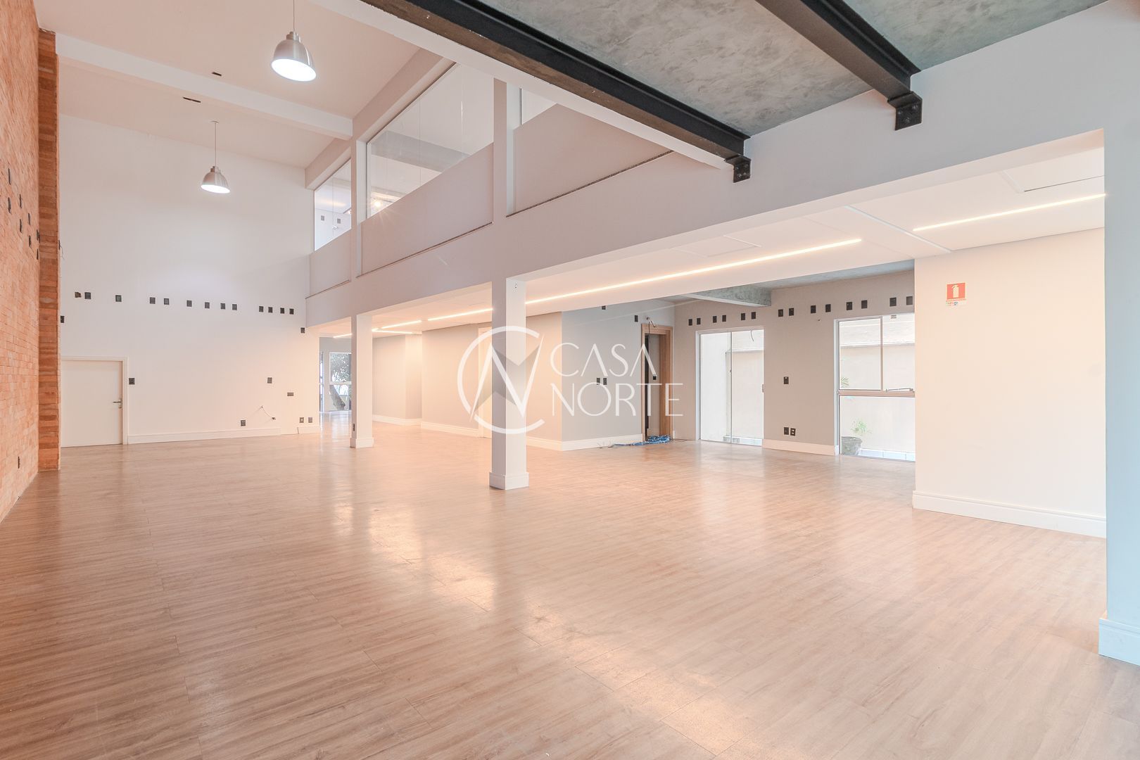 Loja à venda , 650m², 16 vagas, Avenida Cristóvão Colombo no bairro São João em Porto Alegre