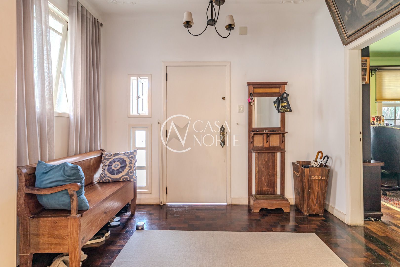 Casa à venda com 3 quartos, 286m², 2 suítes, 3 vagas, Rua Professor Juvenal Miler no bairro Rio Branco em Porto Alegre