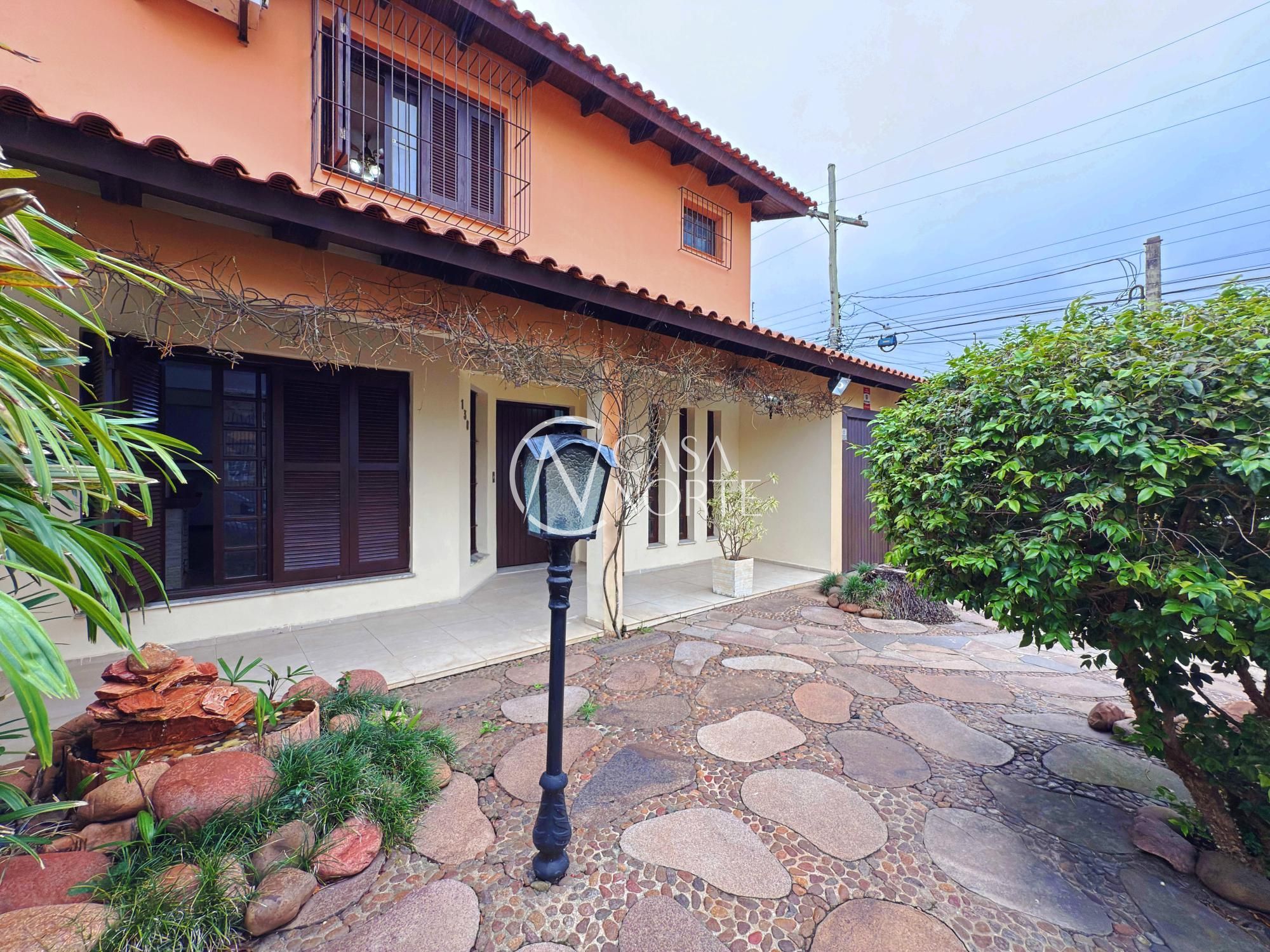 Casa à venda com 3 quartos, 210m², 1 suíte, 4 vagas, Rua Criciúma no bairro Guarujá em Porto Alegre