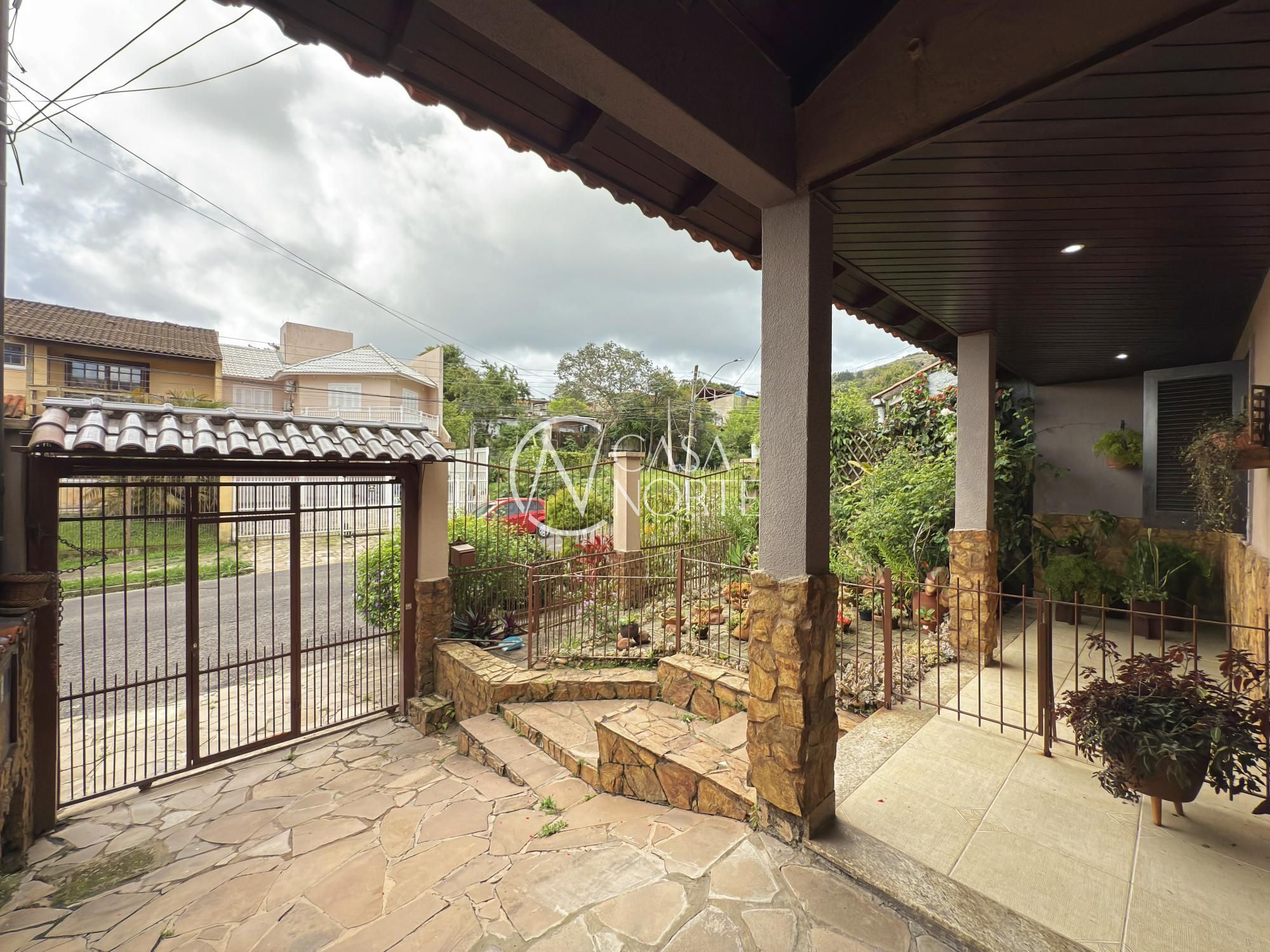 Casa à venda com 3 quartos, 255m², 3 vagas, Rua Doutor Lauro Miguel Sturm no bairro Hípica em Porto Alegre