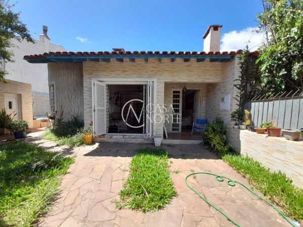 Casa à venda com 3 quartos, 136m², 1 suíte, 2 vagas, Rua Mura no bairro Guarujá em Porto Alegre