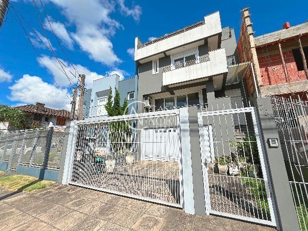Casa à venda com 3 quartos, 244m², 1 suíte, 4 vagas, Rua Ivo Walter Kern no bairro Hípica em Porto Alegre