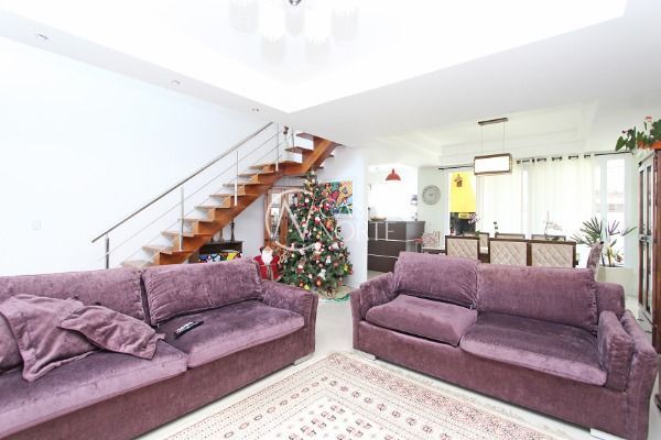 Casa à venda com 5 quartos, 236m², 4 suítes, 2 vagas, Rua Ivo Walter Kern no bairro Hípica em Porto Alegre