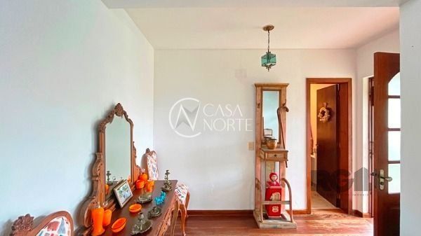 Casa à venda com 3 quartos, 235m², 1 suíte, 3 vagas, Avenida Guarujá no bairro Guarujá em Porto Alegre