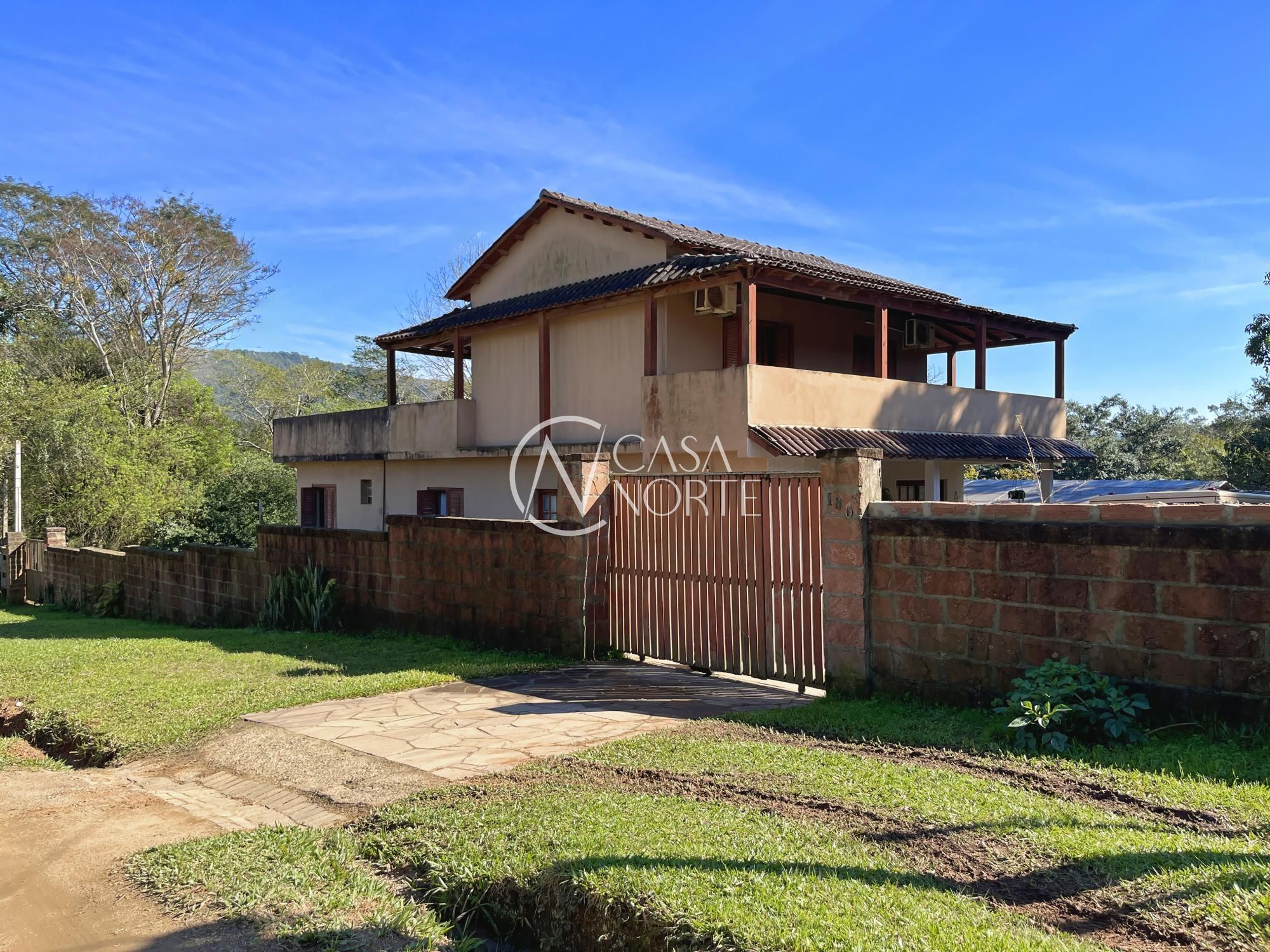 Casa à venda com 3 quartos, 6369m², 1 suíte, 3 vagas, Estrada Luiz Bettiol no bairro Hípica em Porto Alegre