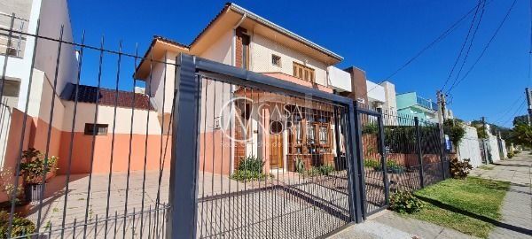 Casa à venda com 5 quartos, 239m², 1 suíte, 4 vagas, Rua Eroni Soares Machado no bairro Hípica em Porto Alegre