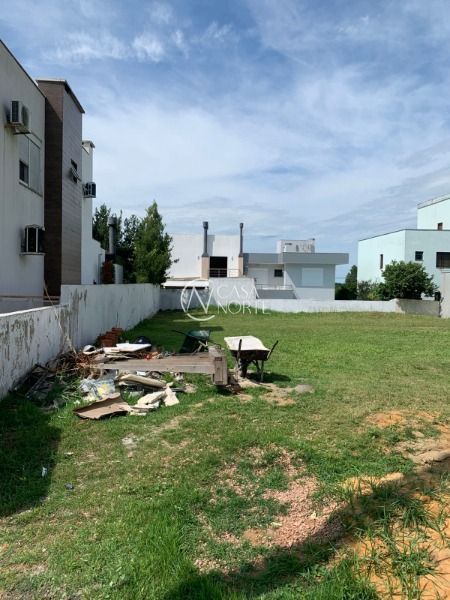 Terreno à venda  com 300m², Avenida Edgar Pires de Castro no bairro Hípica em Porto Alegre