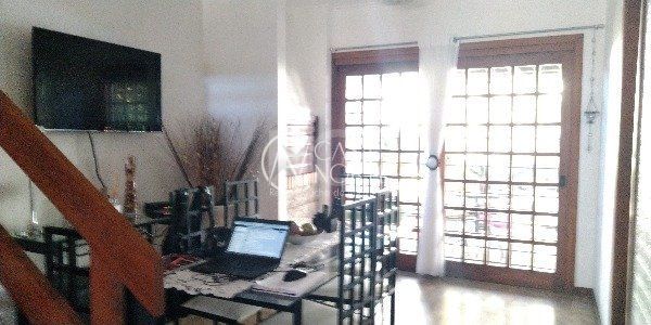 Casa à venda com 3 quartos, 176m², 1 suíte, 2 vagas, Rua Sinai no bairro Ipanema em Porto Alegre