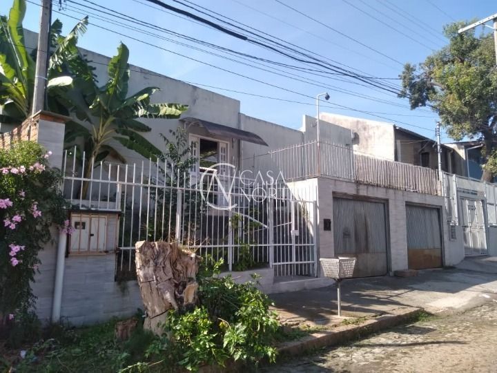Casa à venda com 5 quartos, 180m², 1 suíte, 2 vagas, Rua Panambi no bairro Cavalhada em Porto Alegre