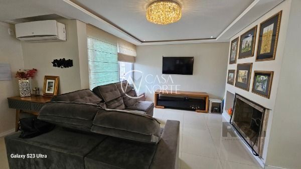 Casa à venda com 3 quartos, 248m², 1 suíte, 2 vagas, Rua Eroni Soares Machado no bairro Hípica em Porto Alegre