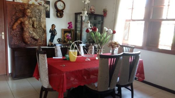 Casa à venda com 2 quartos, 128m², 6 vagas, Avenida Silva Paes no bairro Medianeira em Porto Alegre