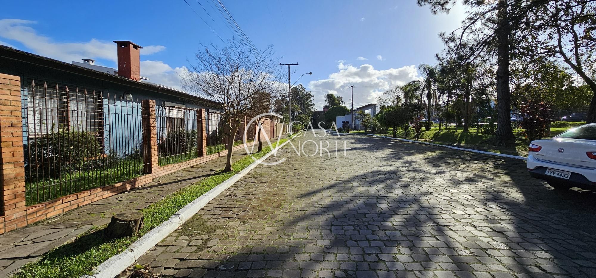 Casa de Condomínio à venda com 3 quartos, 148m², 1 suíte, 2 vagas, Avenida Edgar Pires de Castro no bairro Hípica em Porto Alegre