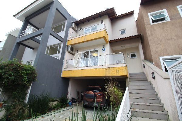 Casa à venda com 3 quartos, 171m², 1 suíte, 4 vagas, Rua Fabiana Kila de Ávila no bairro Hípica em Porto Alegre