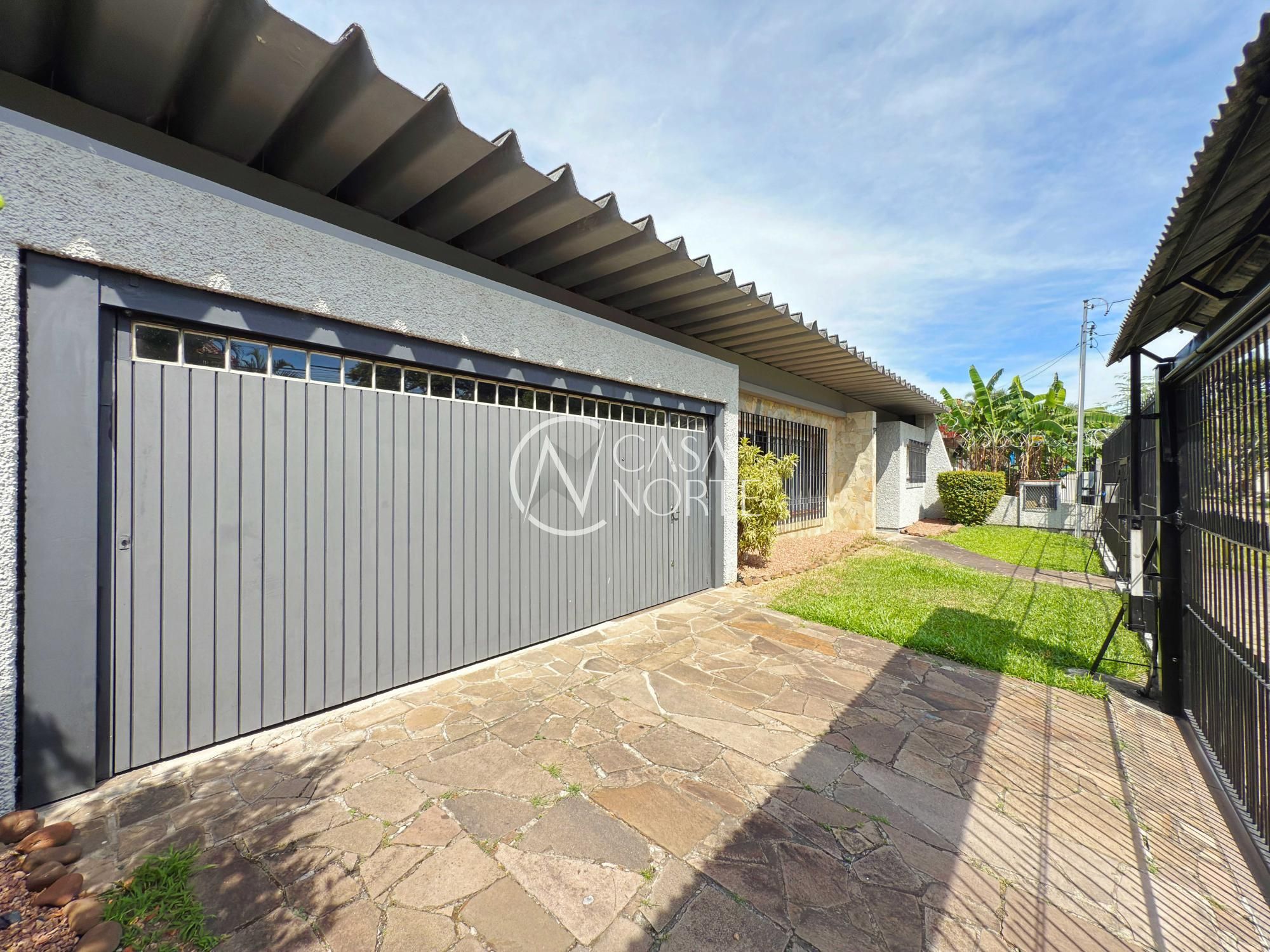 Casa à venda com 3 quartos, 224m², 1 suíte, 2 vagas, Rua Torres no bairro Ipanema em Porto Alegre