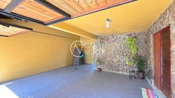 Casa à venda com 3 quartos, 189m², 1 suíte, 2 vagas, Avenida Juca Batista no bairro Hípica em Porto Alegre