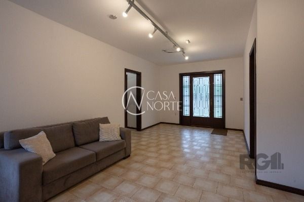 Casa à venda com 5 quartos, 401m², 3 suítes, 5 vagas, Rua Nunes no bairro Medianeira em Porto Alegre
