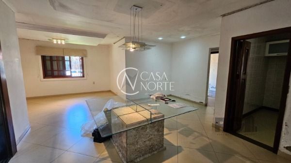 Casa à venda com 3 quartos, 220m², 1 suíte, 4 vagas, Rua Camaquã no bairro Camaquã em Porto Alegre