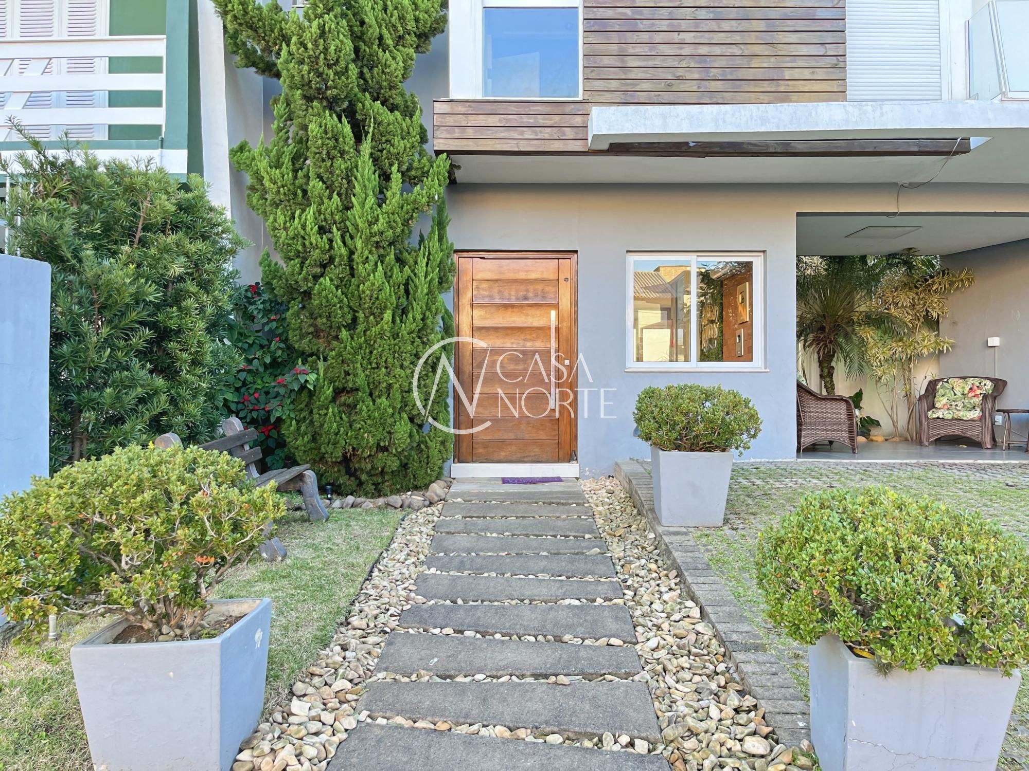 Casa à venda com 4 quartos, 224m², 3 suítes, 2 vagas, Rua Major Aviador Falcão no bairro Hípica em Porto Alegre