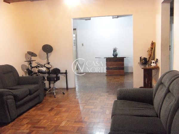 Casa à venda com 4 quartos, 275m², 2 vagas, Rua Urussanga no bairro Guarujá em Porto Alegre