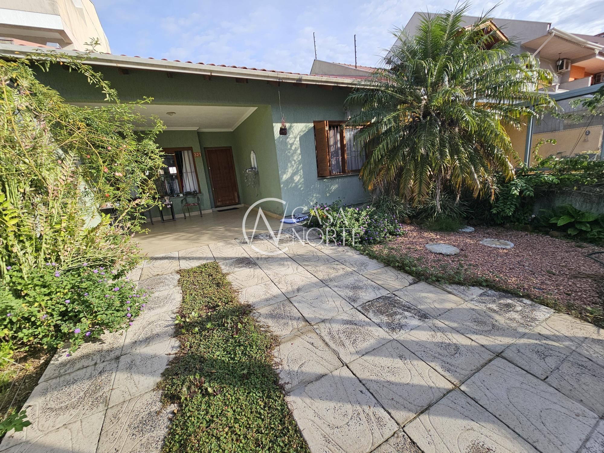 Casa à venda com 3 quartos, 114m², 1 suíte, 2 vagas, Rua Heitor Kramer no bairro Guarujá em Porto Alegre