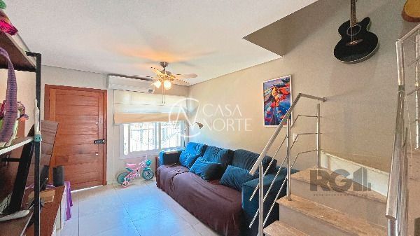 Casa à venda com 3 quartos, 105m², 3 suítes, 2 vagas, Rua Doutor Sergio de Figueiredo no bairro Guarujá em Porto Alegre