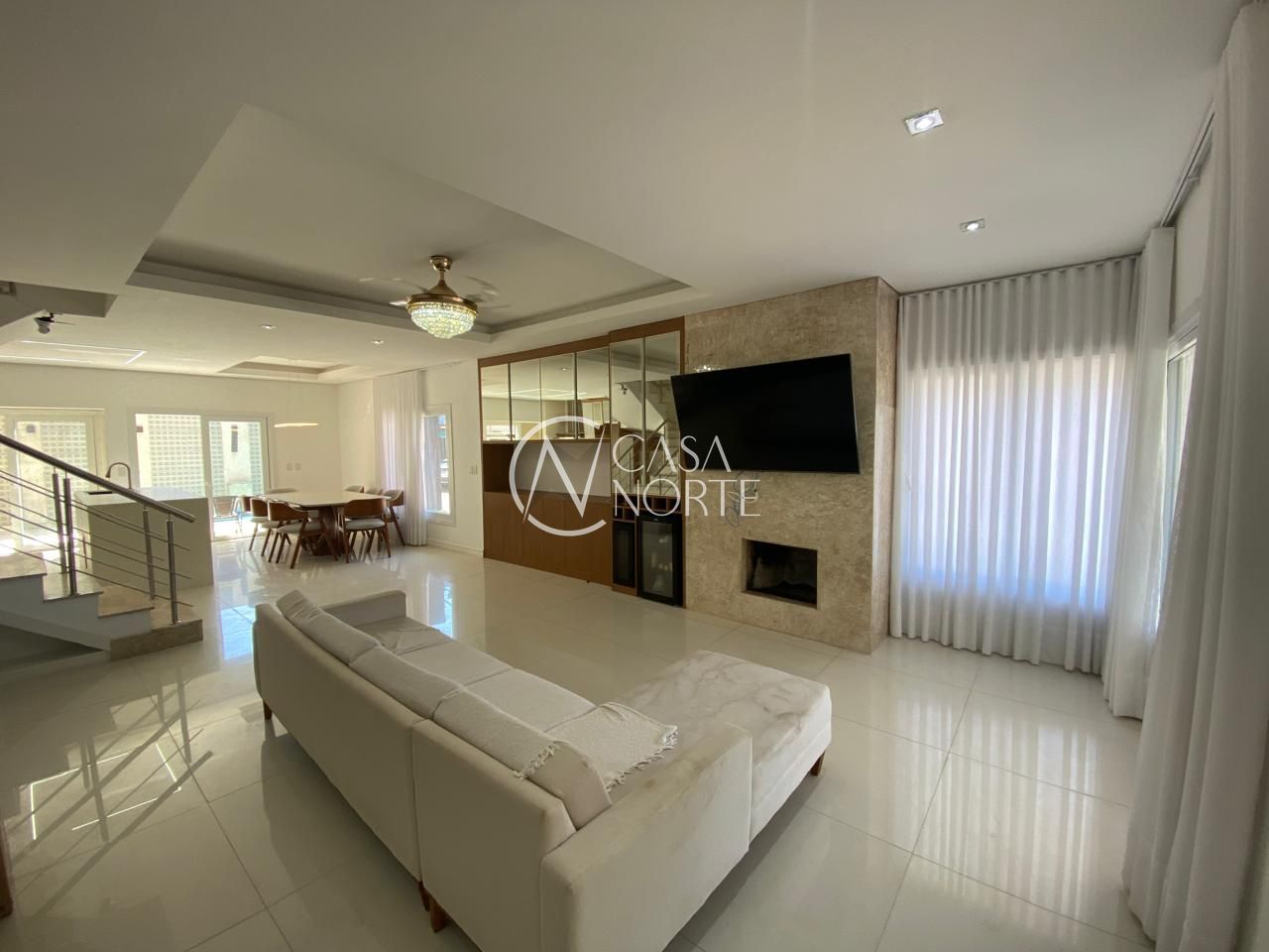 Casa de Condomínio à venda com 3 quartos, 232m², 1 suíte, 2 vagas, Rua Carlos Maximiliano Fayet no bairro Hípica em Porto Alegre