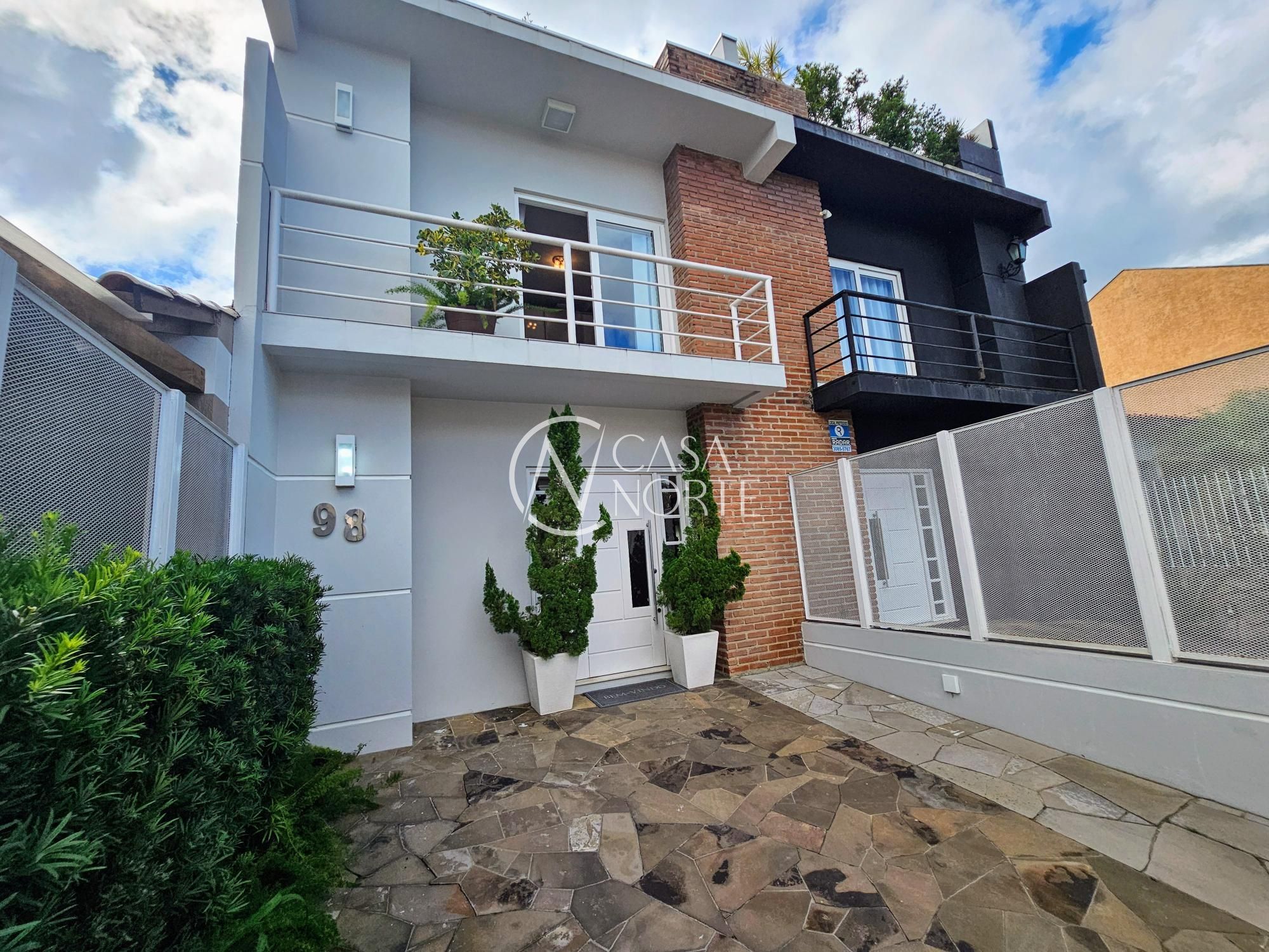 Casa à venda com 3 quartos, 123m², 1 suíte, 2 vagas, Rua Hilário Gonçalves Pinha no bairro Hípica em Porto Alegre