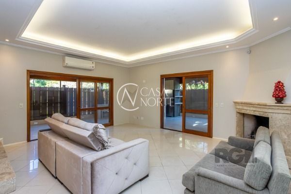 Casa de Condomínio à venda com 3 quartos, 367m², 1 suíte, 2 vagas, Travessa Pedra Redonda no bairro Jardim Isabel em Porto Alegre