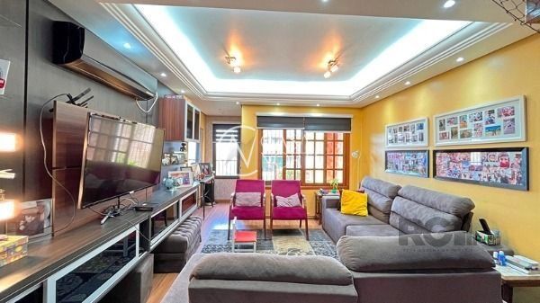 Casa à venda com 4 quartos, 240m², 2 suítes, 4 vagas, Rua Lloyd de Andrade Polidoro no bairro Ipanema em Porto Alegre