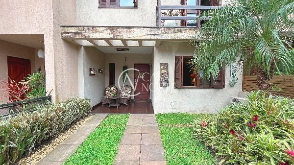 Casa à venda com 3 quartos, 125m², 1 suíte, 2 vagas, Rua Alexandre de Gusmão no bairro Hípica em Porto Alegre