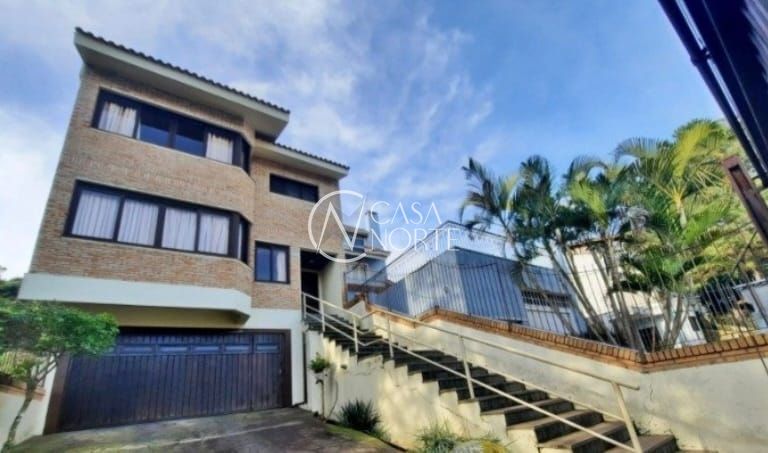 Casa à venda com 4 quartos, 276m², 2 suítes, 4 vagas, Rua Edgar Luiz Schneider no bairro Jardim Isabel em Porto Alegre