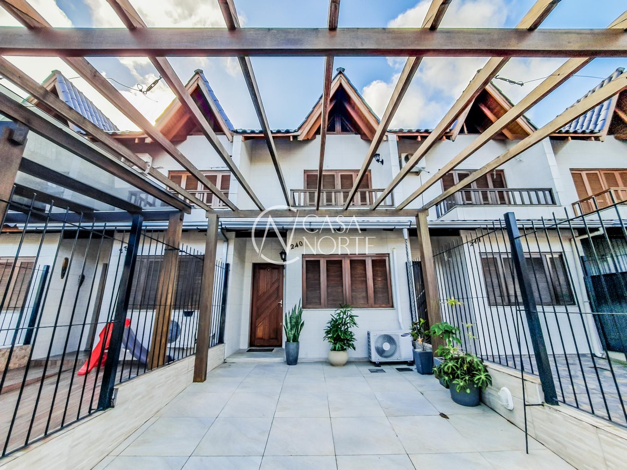 Casa à venda com 2 quartos, 77m², 2 suítes, 2 vagas, Rua Heitor Kramer no bairro Guarujá em Porto Alegre