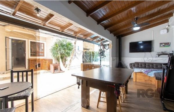 Casa à venda com 5 quartos, 152m², 1 suíte, 2 vagas, Rua Luzinete Alves Aragon no bairro Aberta dos Morros em Porto Alegre