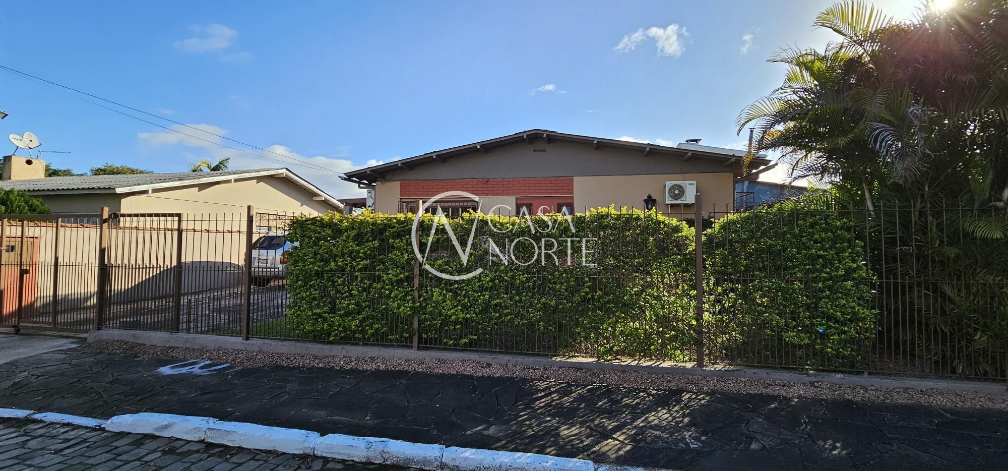 Casa de Condomínio à venda com 3 quartos, 148m², 1 suíte, 2 vagas, Avenida Edgar Pires de Castro no bairro Hípica em Porto Alegre